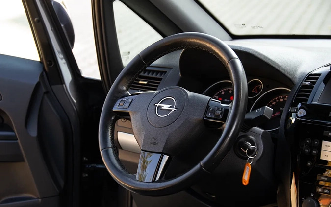 Opel Zafira cena 20900 przebieg: 220000, rok produkcji 2010 z Golub-Dobrzyń małe 781